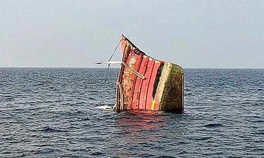 Boat sinks 